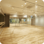 Dance Room / 壁一面の鏡で自身の動きも先生の動きもばっちり。大きなガラス窓を通して、外からもレッスンの様子がよく見えます。