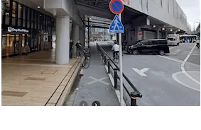 吉祥寺駅南口（公園口）に出て頂き、左折します。