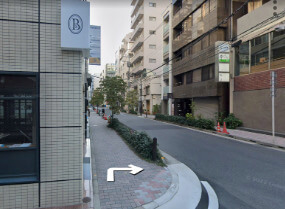 左側の銀座マルヲクリーニングさんを右折