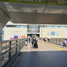 『東戸塚駅東口２F』と『西武東戸塚S.C.』直通のデッキを直進します。