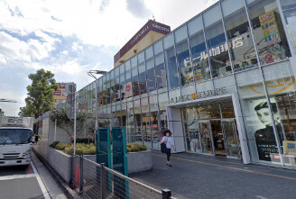 交番を右手にロータリーを通過し、横断歩道をわたり、左に曲がります。