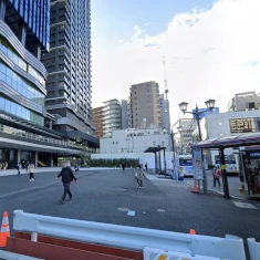 ナカノテラスのビルを左手、右側にはバス停がある歩道を進みます。