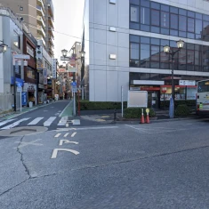 三菱UFJ銀行左側の通り（ファミリーロード）を直進します。