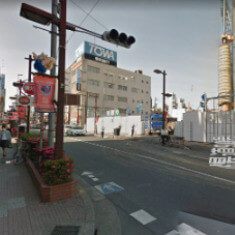 すずらん通りを抜け、突き当りの横断歩道を渡ってを左折します