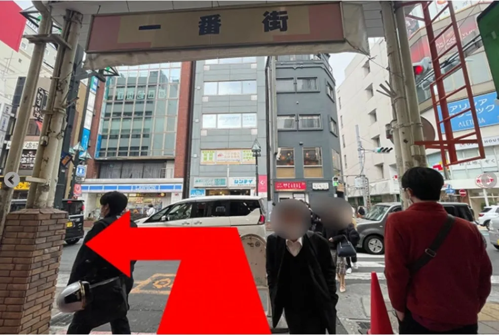 一番街を抜けたら、道路向かい側に渡り左折。