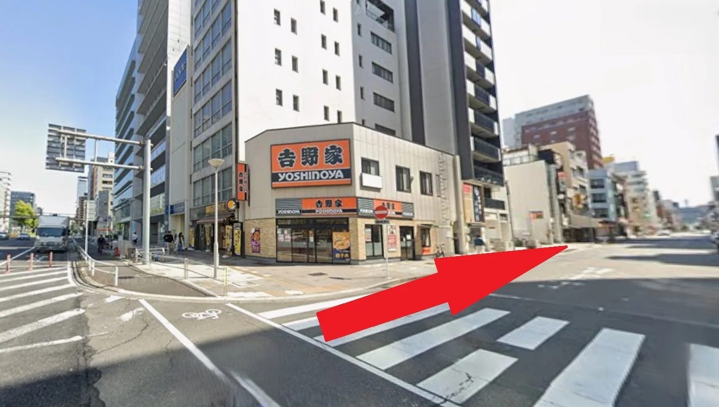 大きな通りの交差点を右折します。