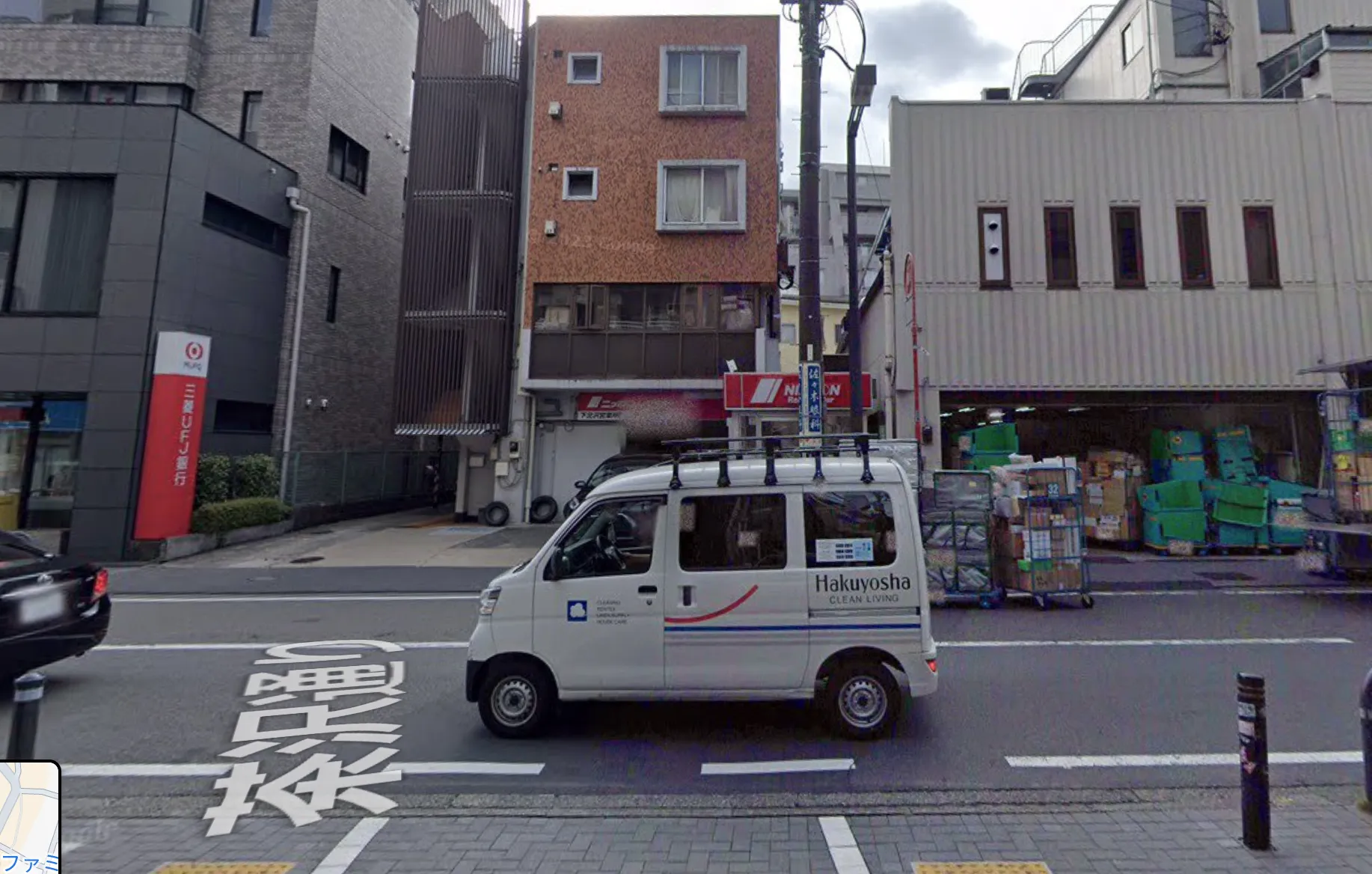 大通りまで出ましたら、道路の反対側に渡ります。