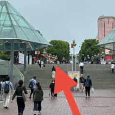 小田急多摩センター駅西口を出てまっすぐ進みます。