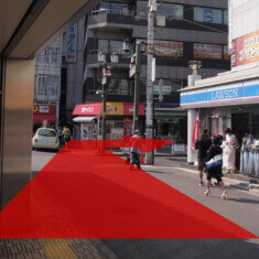 鶯谷駅の北口改札（日暮里に近い方）を出て正面にある商店街を右へ曲がります。