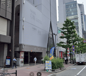 東梅田駅の7番出口を出て、左に曲がります。