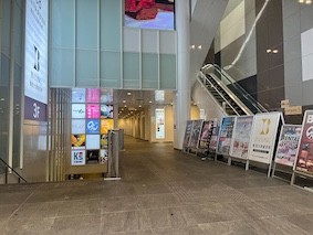 曽根崎お初天神通り沿いの右手にK'sスクエアビルが出てまいります。こちらの地下1階にスタジオがございます。