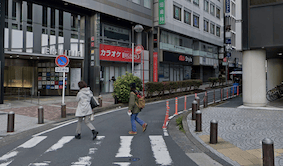 西口に出て、右に曲がり、道なりに進み、EQUIMINAの路を右に曲がります。