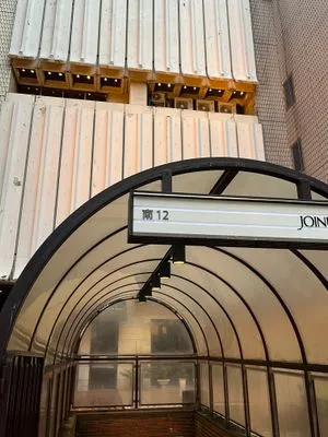 南12出口を出たら左に進みます。