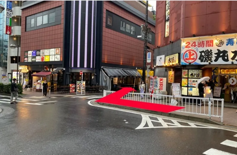 フレッシュネスバーガーを左に進みます。 橋を超えると磯丸水産があるので右に曲がります。 