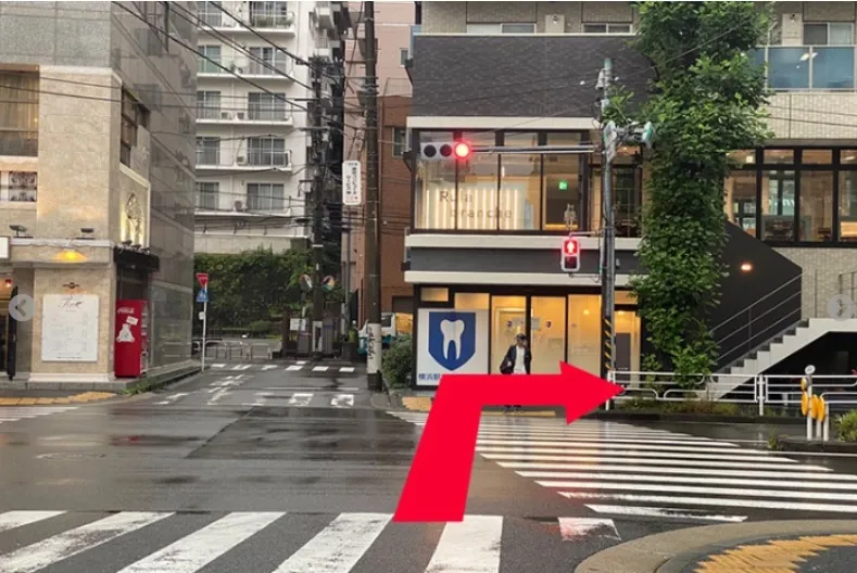 真っ直ぐ進むと信号が見えますので、渡って右に曲がります。
