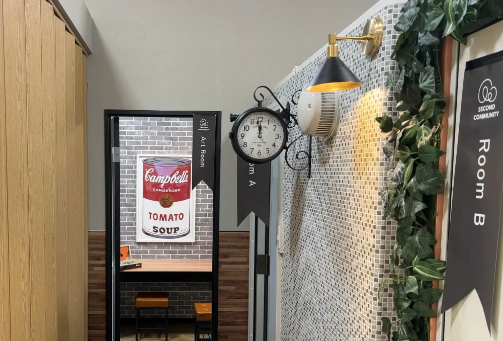 東戸塚スタジオは、建物内の3階にございます。建物の入口からお入りいただき、エレベーター/エスカレータでお上がりください。