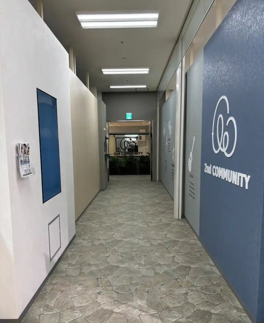 東戸塚スタジオは、建物内の3階にございます。建物の入口からお入りいただき、エレベーター/エスカレータでお上がりください。