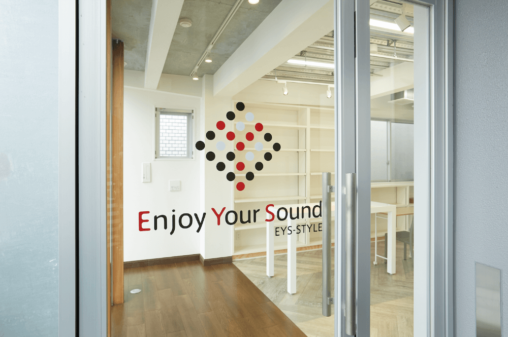 入口のガラス戸には「Enjoy Your Sound」の文字が。自分の音楽を楽しもう!というこの言葉はスクール名の由来でもあります。
