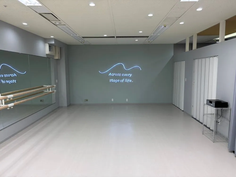 多摩センタースタジオ区画には、ダンスルームも設けております。清潔感あふれる空間で、音楽教室と併せて通っていただくことも可能です。