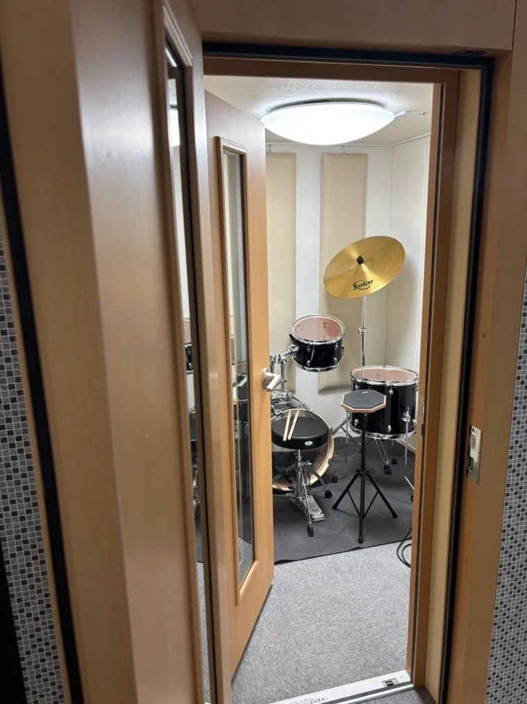 弦楽器から管楽器まで様々なレッスンをしております。防音設備が完備されているため、集中してレッスンに取り組むことが可能です。