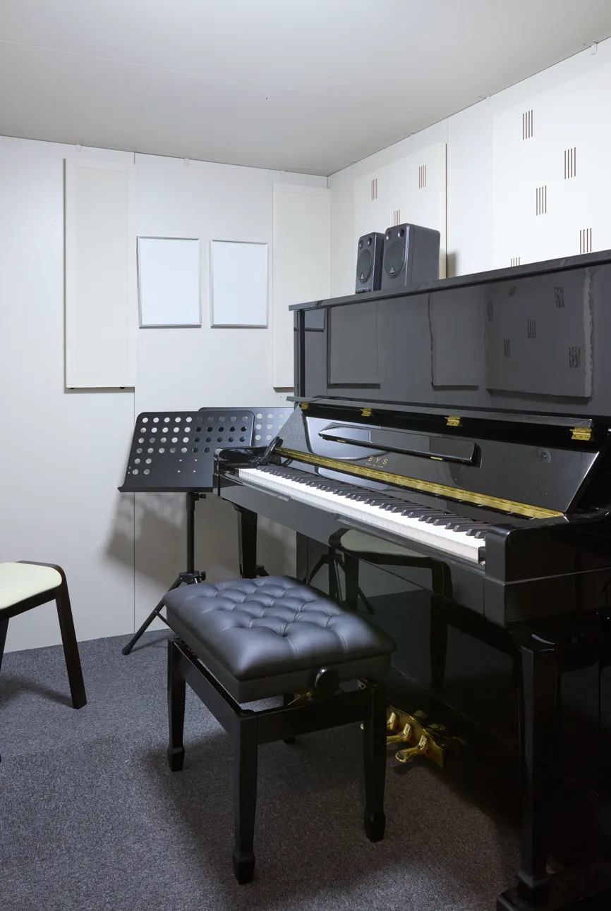 弦楽器から管楽器まで様々なレッスンをしております。防音設備が完備されているため、集中してレッスンに取り組むことが可能です。