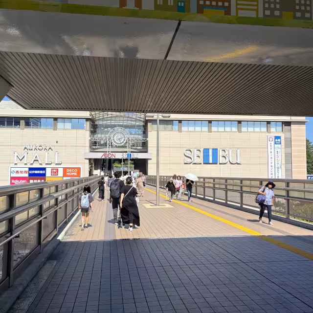『東戸塚駅東口2F』と『西武東戸塚S.C.』直通のデッキを直進します。