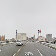 萬代橋が見えます。さらに直進します。