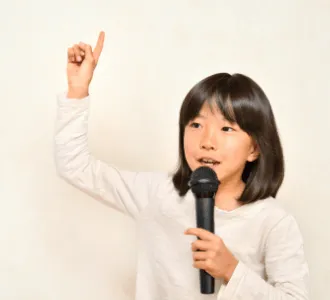 基本的な姿勢や呼吸法の練習から始め、綺麗に響く声を作ります。